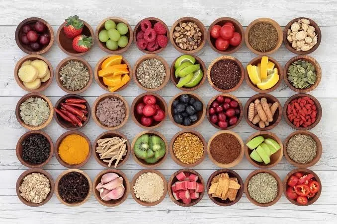 Schaaltjes met verschillende superfoods